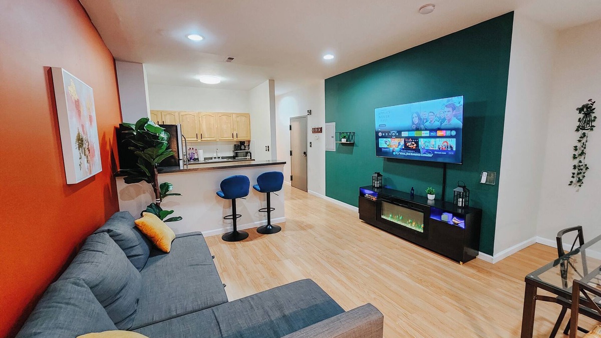 Center City Apartment | Convention Cent/2 King Beds/65" TV/Fireplace