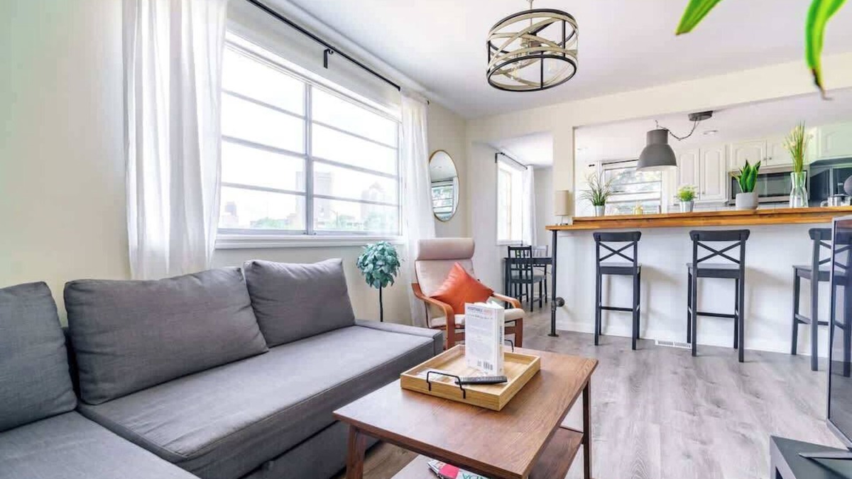Victorian Village Apartment | Convention - Pets - Private Parking - Short North