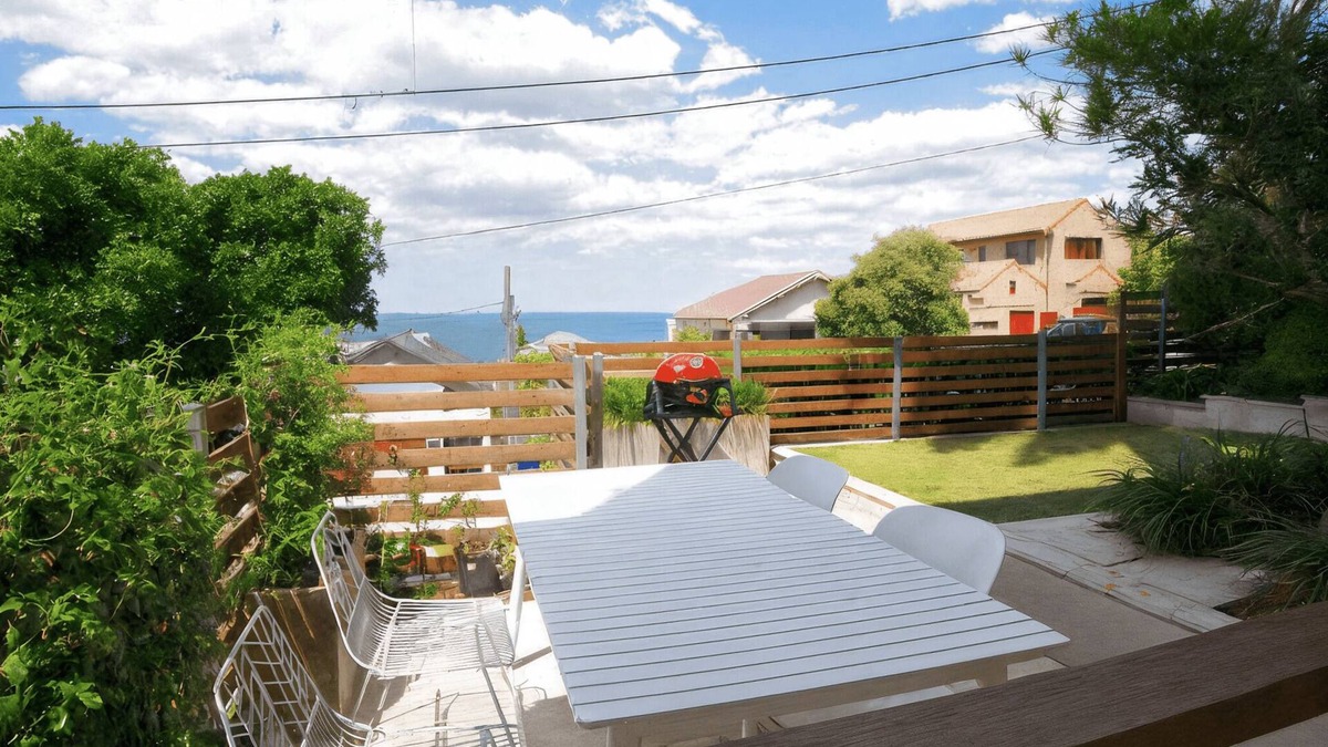 Coogee Apartment | Coogee- COOG2 Dundas Street - Coastal Garden Apartment with Ocean Views Courtyard Near Coogee Beach
