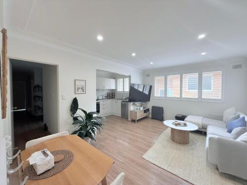 Coogee House | Coogee Sunrise shared Apt with Parking, Balcony & Work Desk
