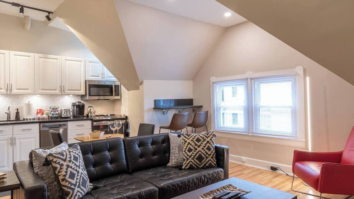 Walnut Hills Apartment | Cool and Modern 3rd Floor 2-Bedroom Walk-up
