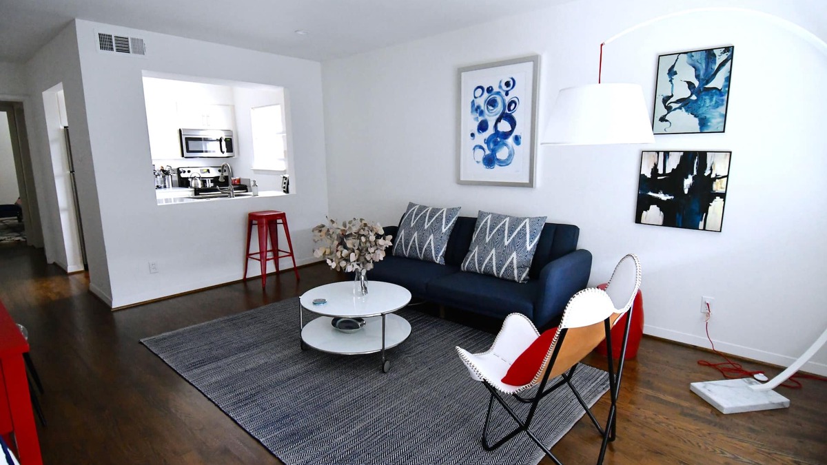 Oak Lawn Apartment | Cool Blue-King Bed- Parking - HP/Design Dist/Katy Trail/Uptown