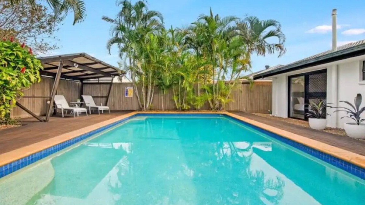 Mermaid Waters House | Cool Cabana ~ 5min to Mermaid Beach. Relax in style and sophistication today!