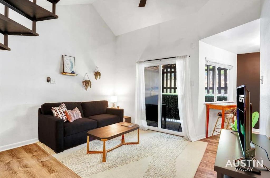 Riverside House | Cool Down On Riverside Free Parking and Shared Pool