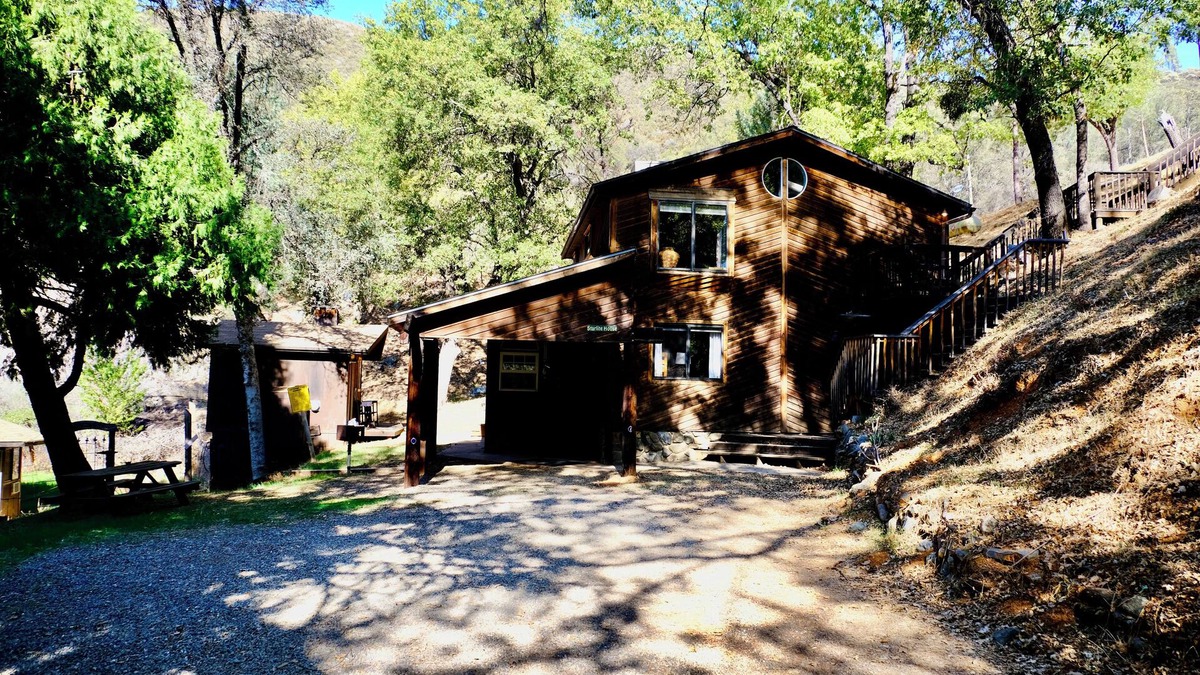 Midpines House | Cool Hippie House off Highway 140 and 27 miles from Yosemite Valley