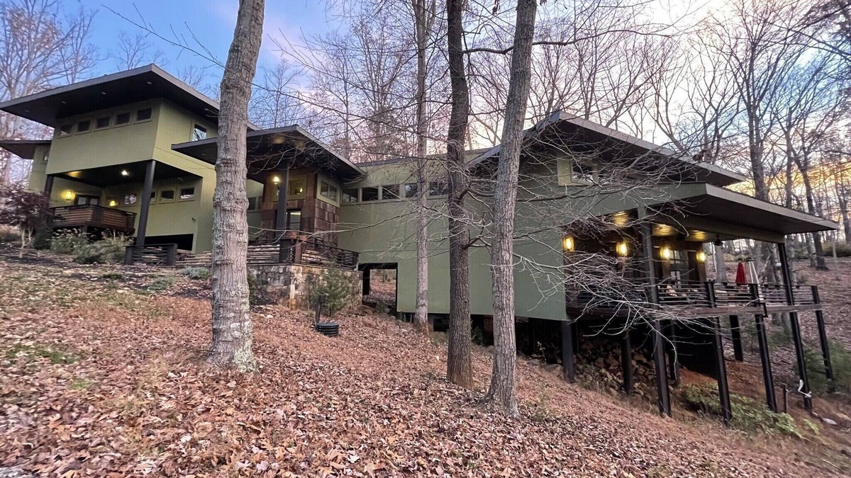 Huddleston House | Coolest House On SML!