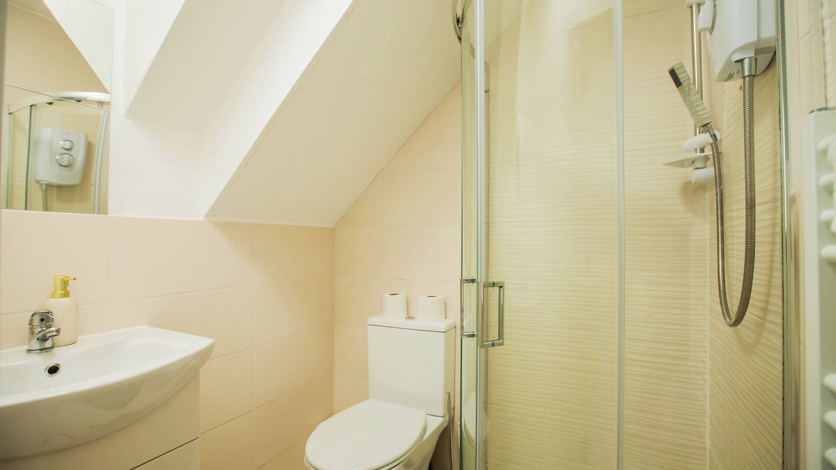Coombe Hill Apartment | Coombe Hill 2 bedroom House & Parking