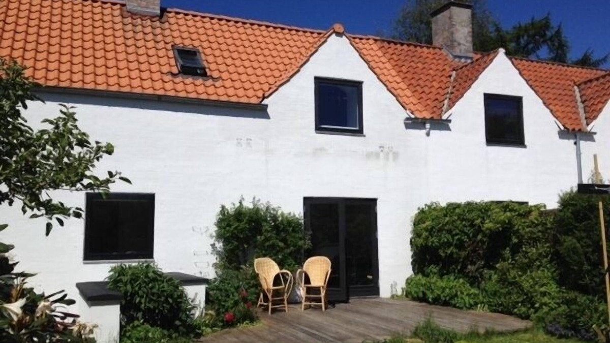 Virum House | Copenhagen. Closed, peaceful garden, free parking and WiFi. Wide hist. Village