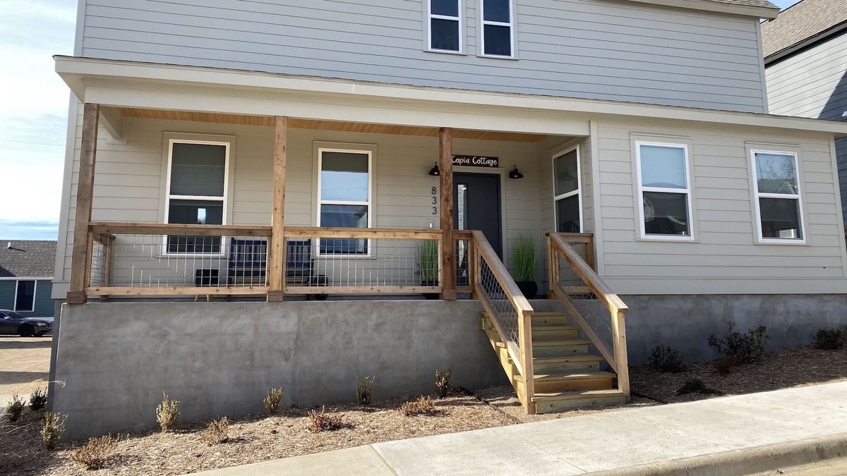 Fayetteville Cottage | Copia Cottage - Backs up to Centennial Park/Close to U of A! Newly built!