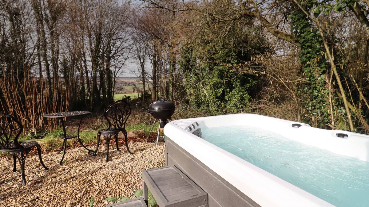 Blandford Saint Mary House | COPPER BEACH, romantic, with hot tub in Blandford Forum