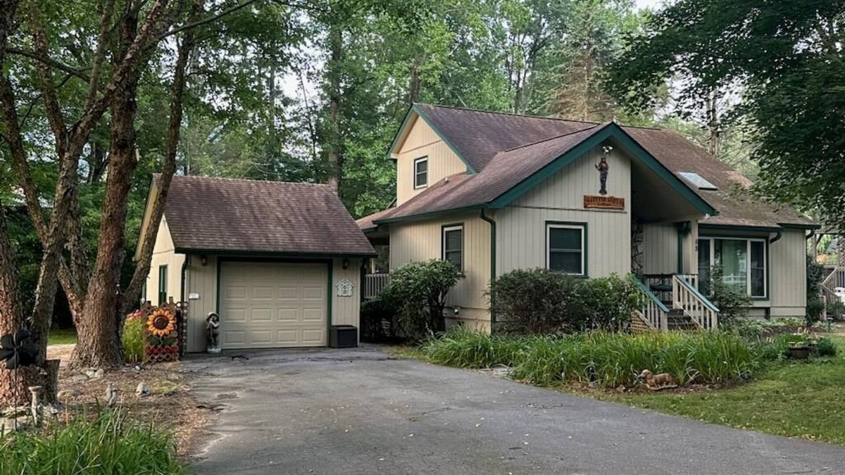 Valley Creek Run Cottage | Copper Lady Cottage - Creekside 3 BR, 2BA, Hot Tub, Firepit