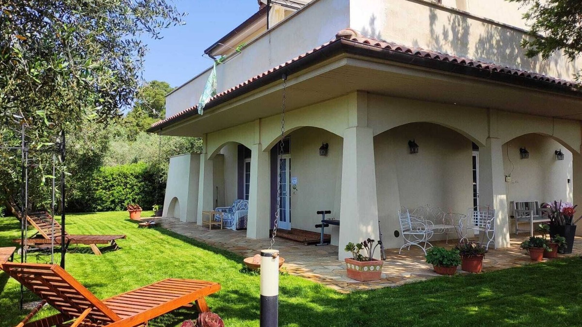 Pian di Rocca Apartment | Coral apartment in a private villa