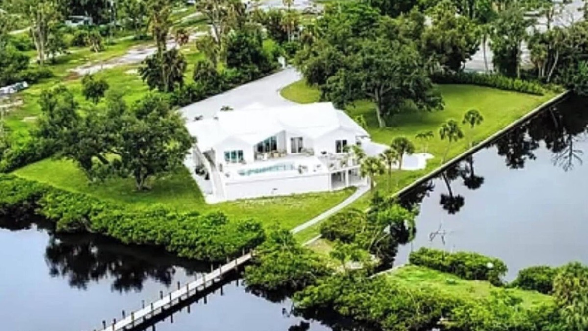 Placida House | Coral Creek Cottage, minutes from Boca Grande. 3BR with dock and access to gulf