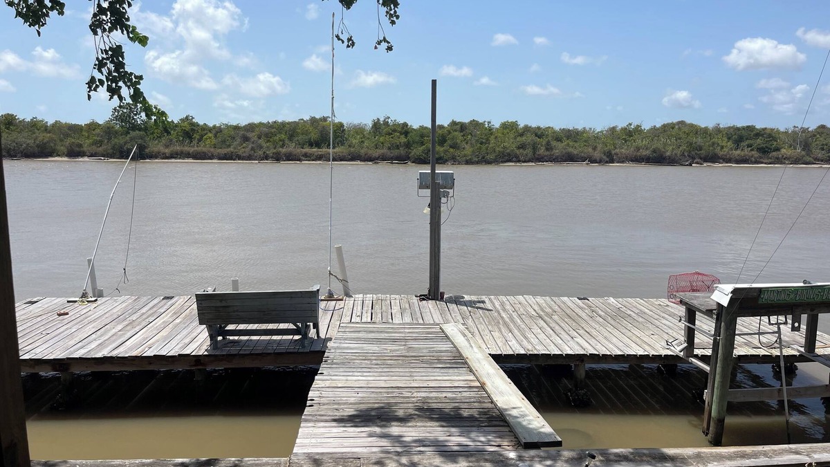 Matagorda House | "Coral Reef" waterfront home on a private road, lighted fishing pier, and wifi.