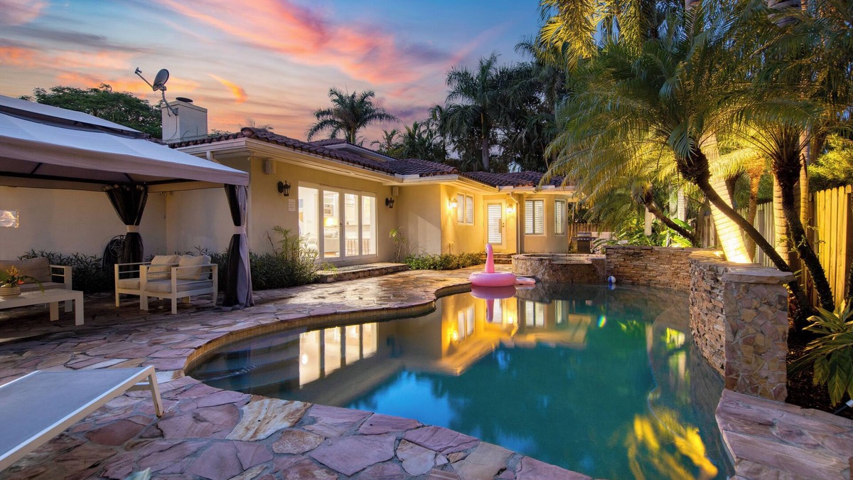 Coral Ridge House | Coral Ridge Getaway by AvantStay | Pool, Hot Tub, Billiards + 5mins to Beach!