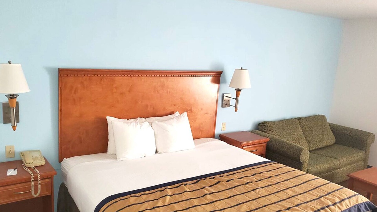 New Braunfels Hotel | Coratel Inn & Suites By Jasper New Braunfels IH-35 EXT 189- 1 King Bed NS