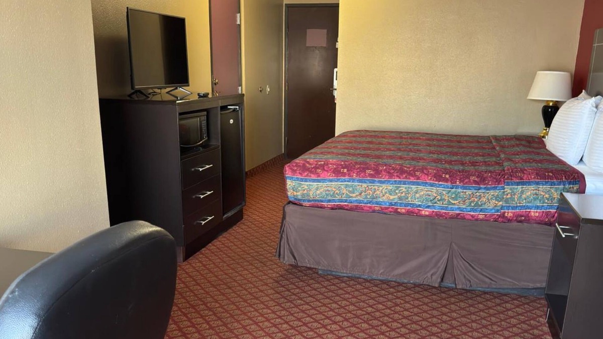 Central Oklahoma City Hotel | Coratel Inn & Suites Santa Fe OKC Deluxe 1 King Bed Smoking