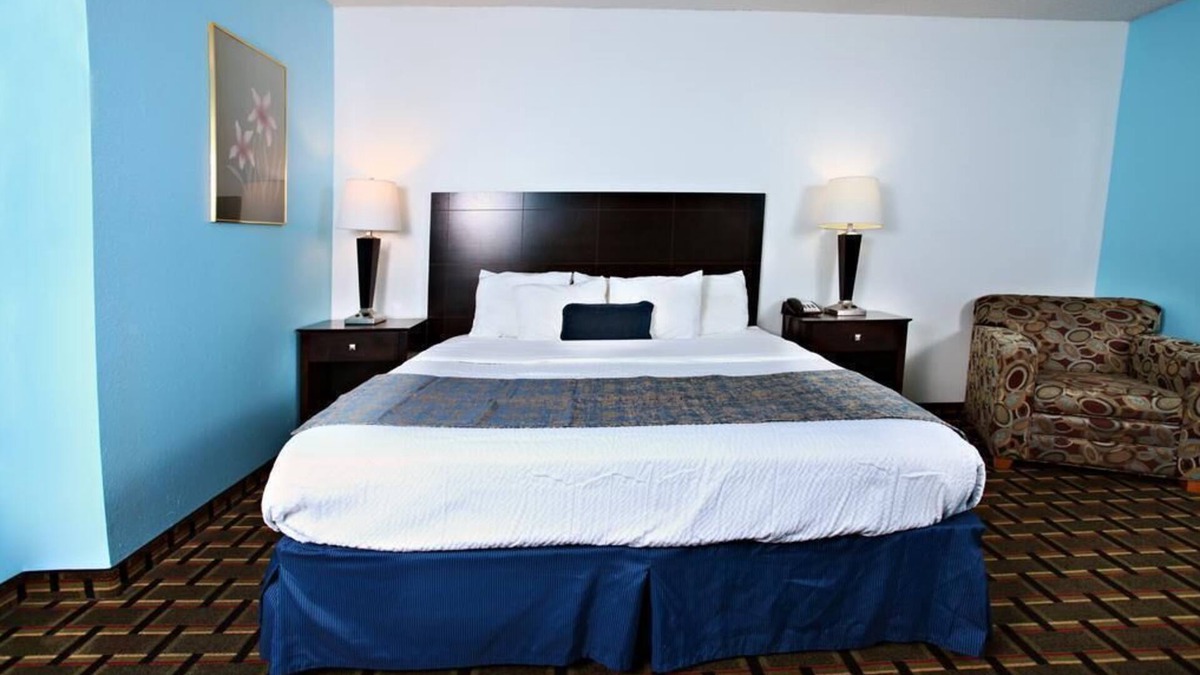 Newton Hotel | Coratel Inn & Suites By Jasper Newton - 1 King Bed NS