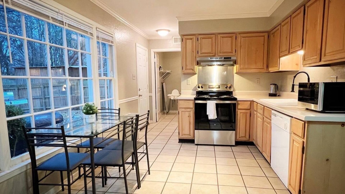 Walnut Grove House | Cordova! Modern 3BR, Hot tub&bbq