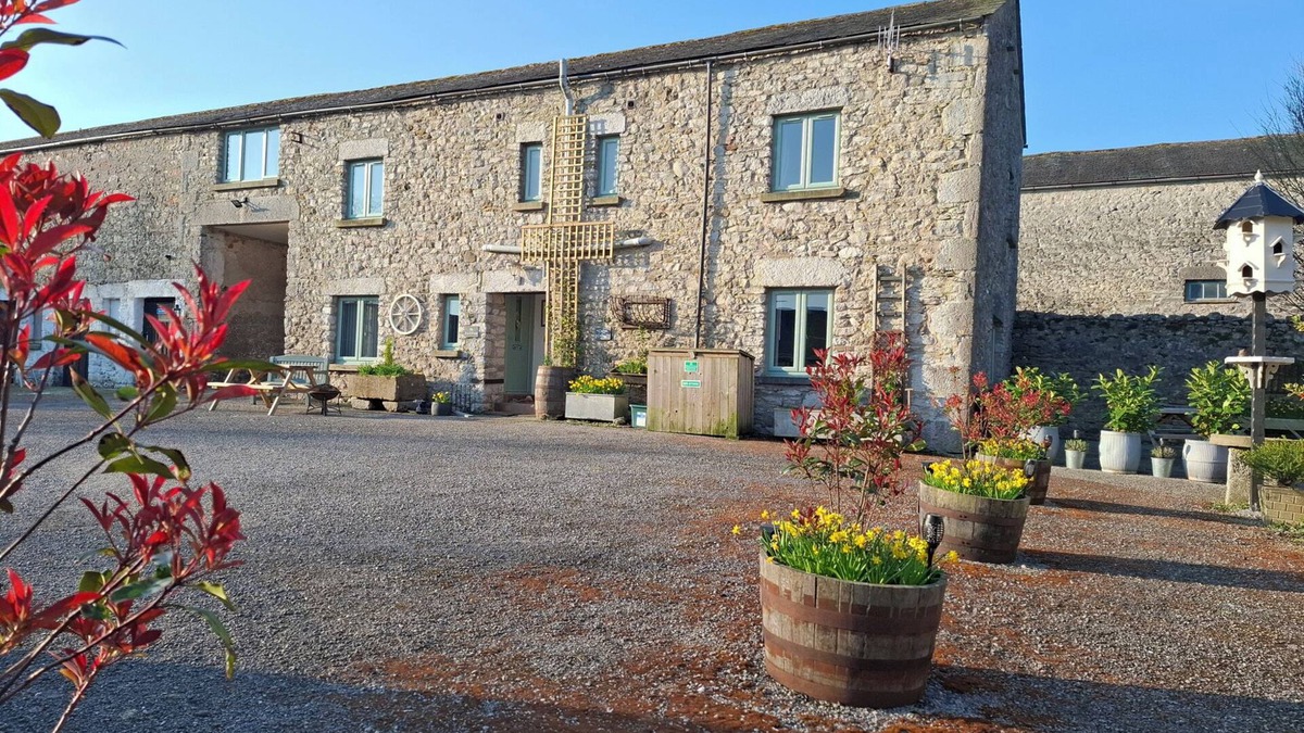 Meathop Cottage | CORNER COTTAGE AT BRACKENTHWAITE FARM, pet friendly in Arnside
