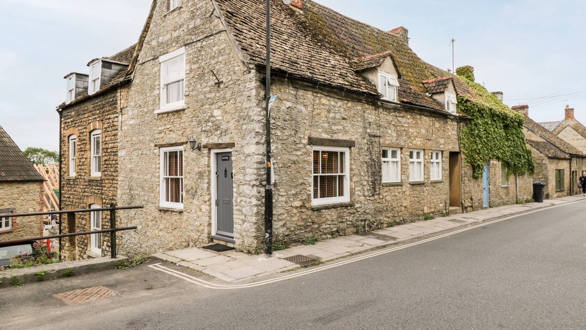 Malmesbury Cottage | CORNER COTTAGE, character holiday cottage in Malmesbury