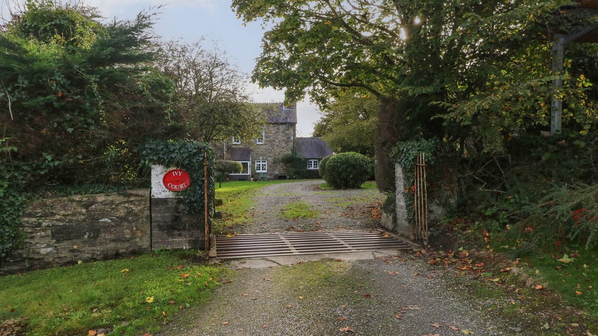 Llys Y Fran Cottage | CORNER COTTAGE, pet friendly, with pool in Maenclochog