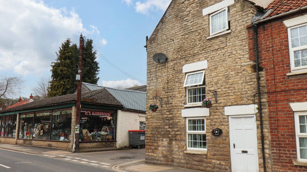 Thornton Dale Cottage | CORNER COTTAGE, pet friendly, with open fire in Thornton Dale