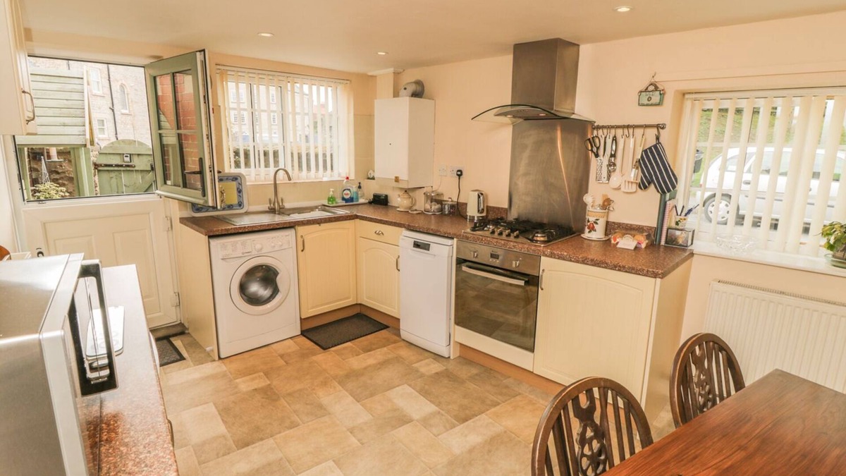 Kirkbymoorside Cottage | CORNER COTTAGE, pet friendly, with a garden in Kirkbymoorside