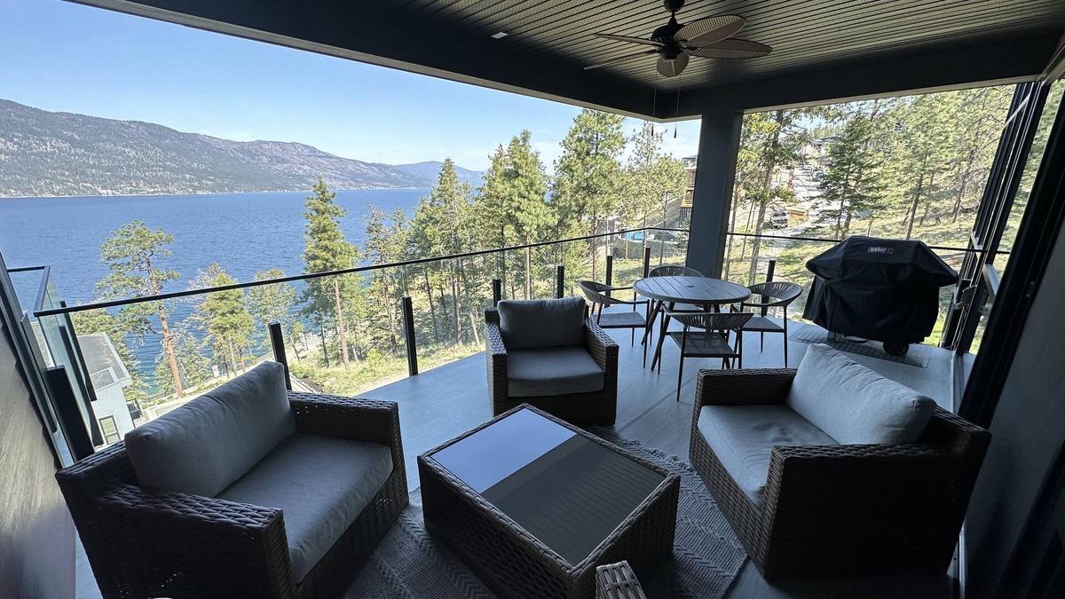 McKinley Condo | Corner unit, 1400 sq ft 2-bedroom lake-view condo with AC+Pool