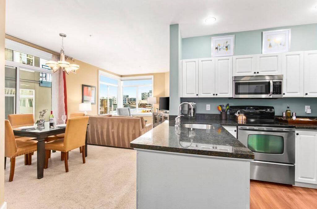 Belltown Apartment | Corner Unit in the middle of it all - 99 Walkscore