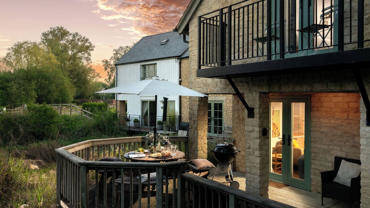 Cirencester Cottage | Cornerstone Lower Mill Estate Cotswolds Spa pools lakes water sports nature a/c