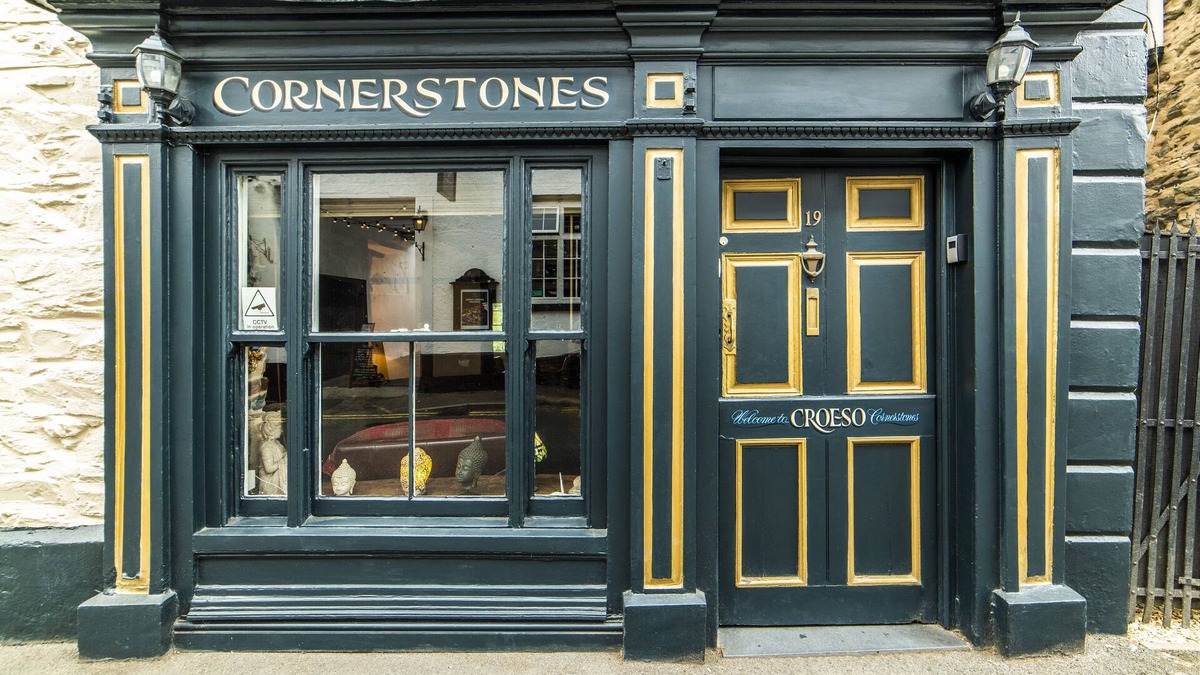 Llangollen House | Cornerstones, 16th Century Luxury Self Catering House overlooking the River Dee