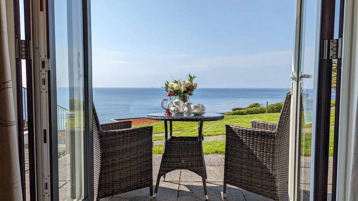 Seaton Apartment | Cornish Seaside Apartment with Fantastic Sea Views