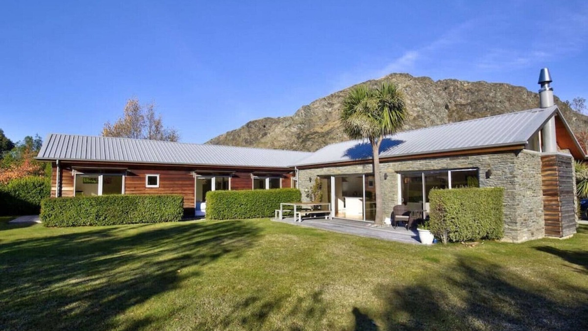 Arthur's Point House | Coronet View - Family home with BBQ close to town