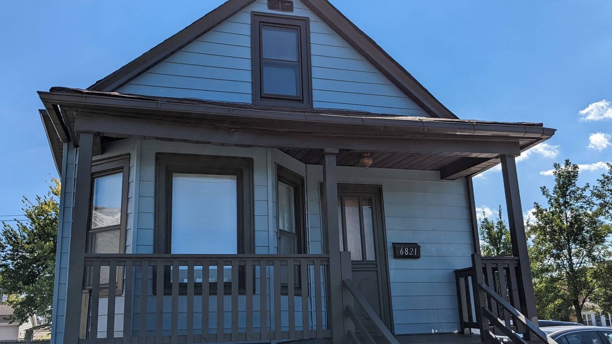 Dunning Cottage | Corporate Housing for Travel Nurses and Interns Located Near O'Hare & Hospitals