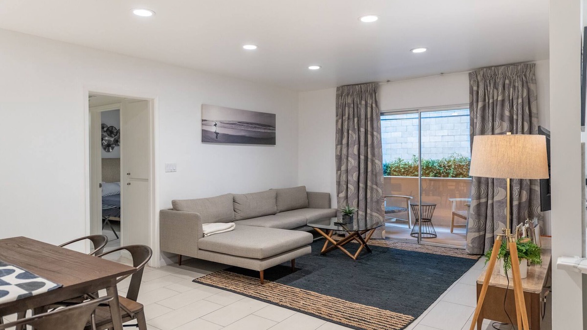 Hollywood Condo | CORPORATE HOUSING/LONG TERM, Fully Furnished 2BR, 2BA Hollywood Apt With Pool