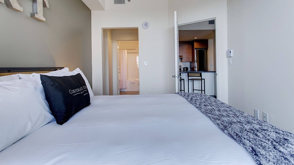 Ville-Marie Apartment | Corporate Stays | Le V | Modern Studio
