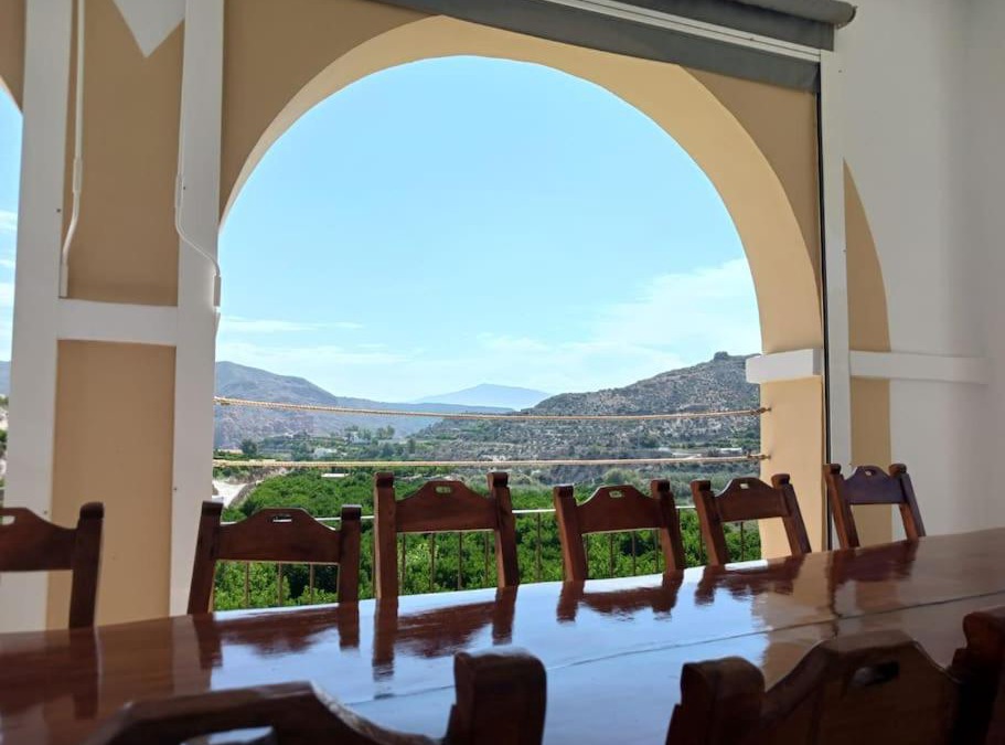 Terque House | Cortijocueva con encanto natural
