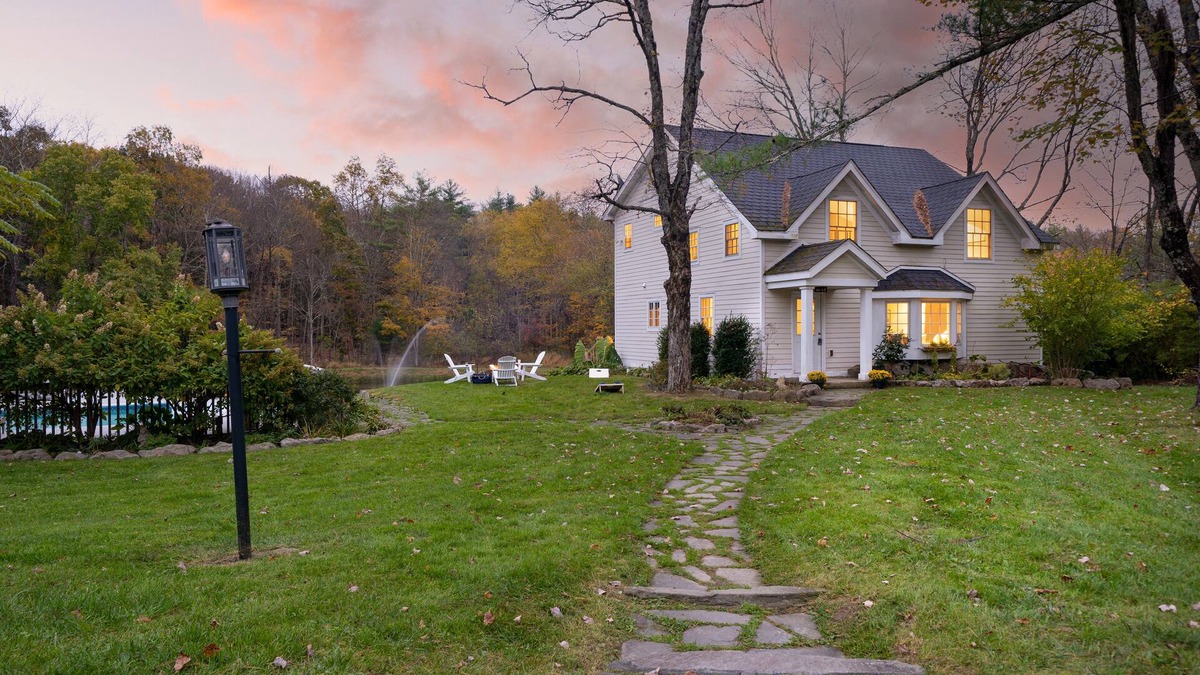 Saugerties House | Cortland by AvantStay | Charming Heritage Estate w/Private Lake & Pool
