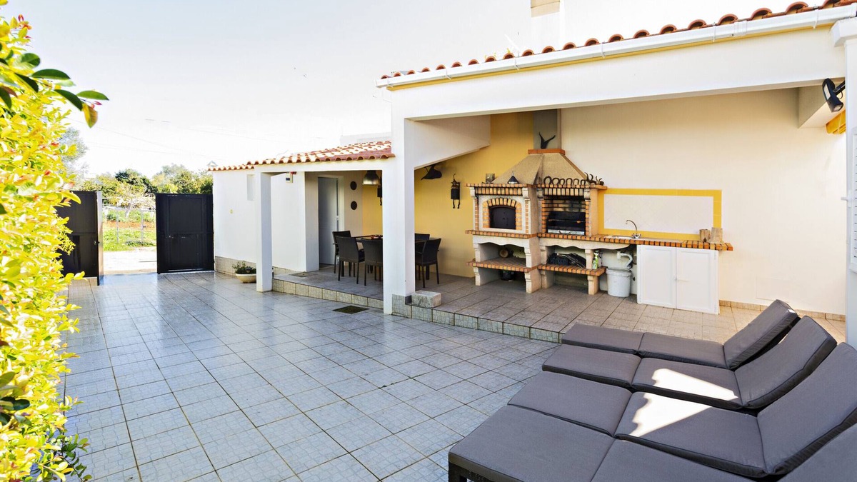 Vila Real Santo Antonio House | Cosy, with backyard and barbecue area
