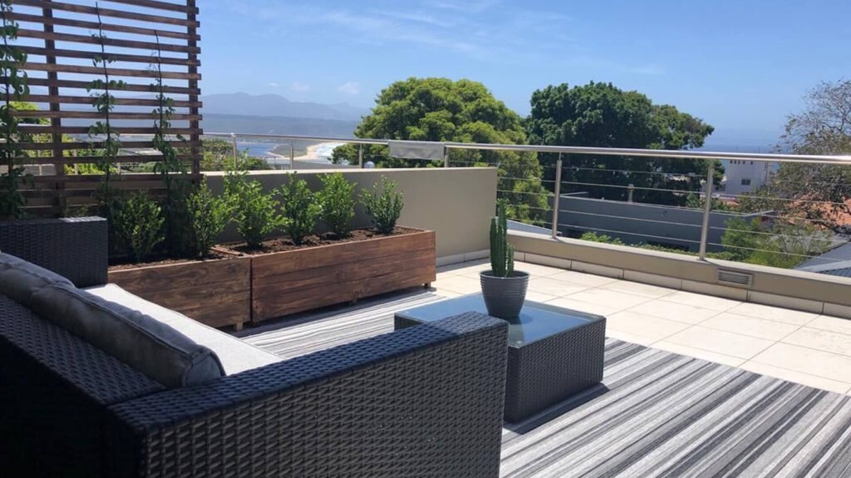 Plettenberg Bay Apartment | Cosmo Chic Holiday Rental walking distance to beaches, shops & restaurants