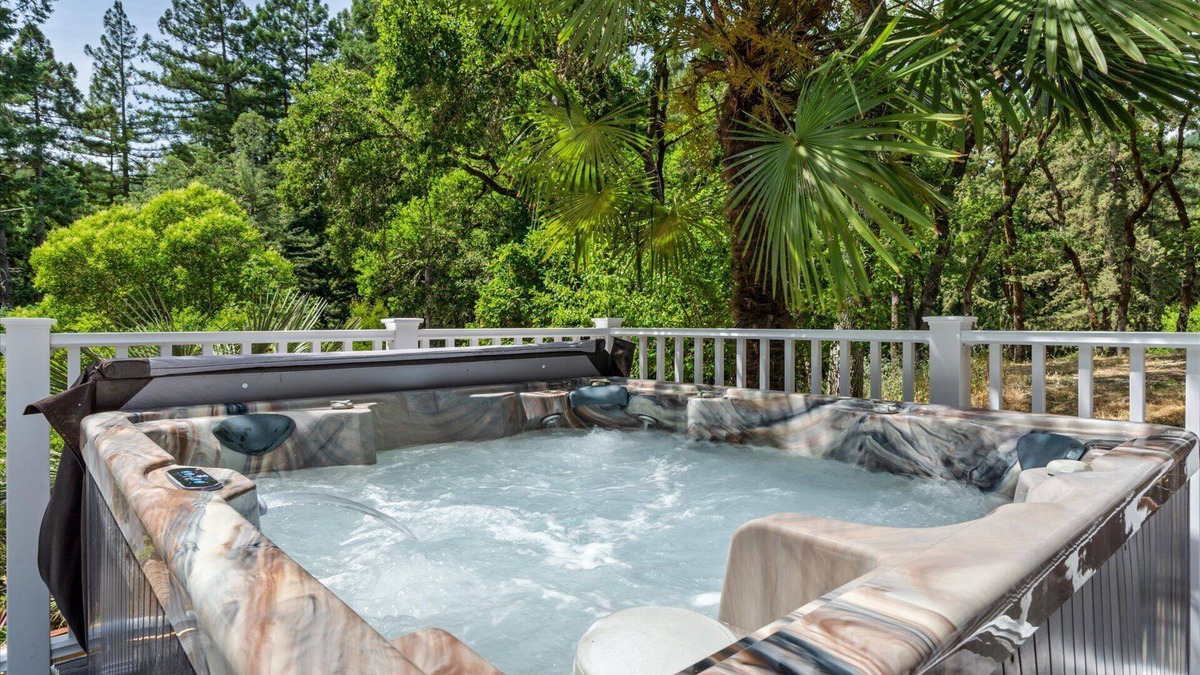 Hacienda House | Cosmo Retreat: BocceBall! FUN & Stylish Retreat in Redwoods! HtTb/Pup/WiFi/AC