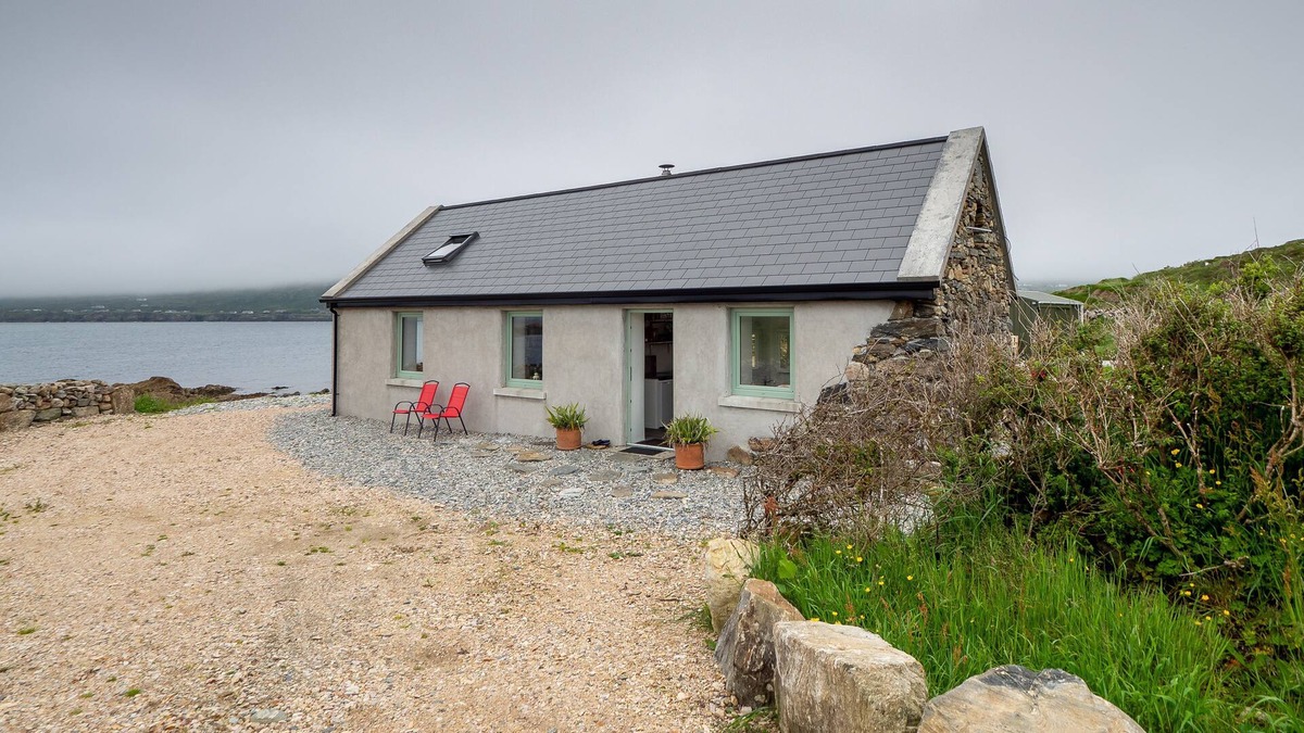 Clifden Cottage | Cost two bedroom cottage along the shore