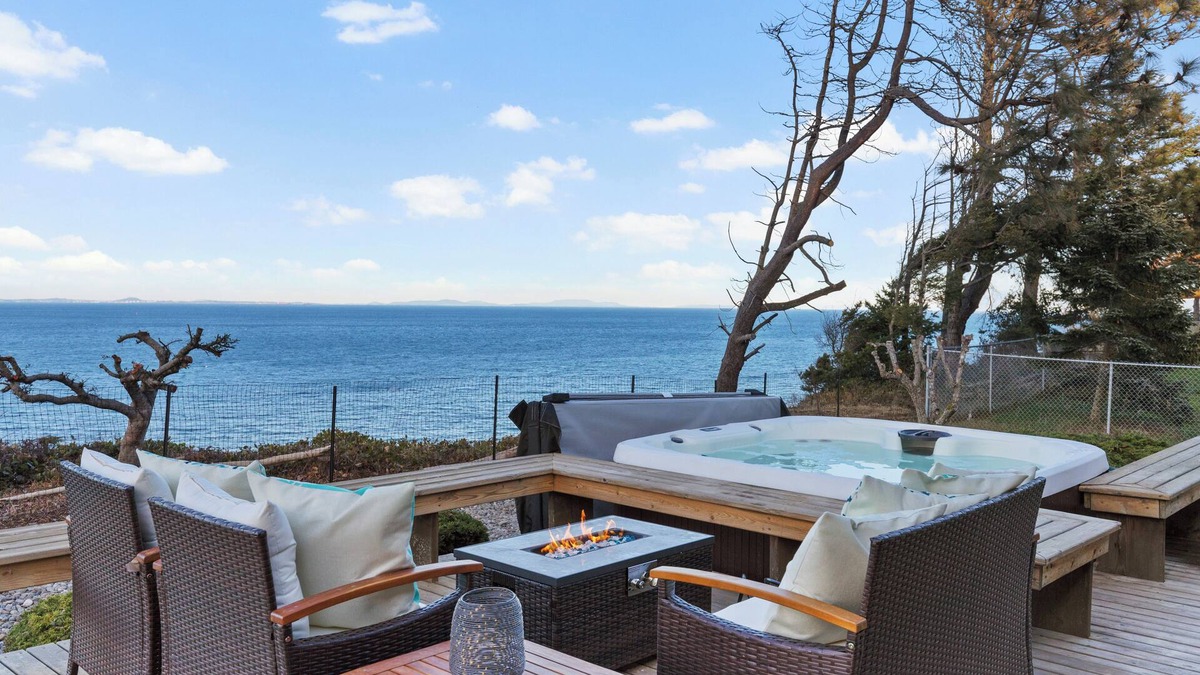 Port Angeles House | Costa Vista, Ocean Front, Hot Tub, Game Room, BBQ, Sleeps 16