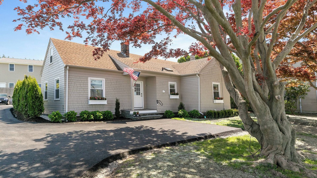 Newport East House | Costal Cottage Retreat minutes from Newport, RI
