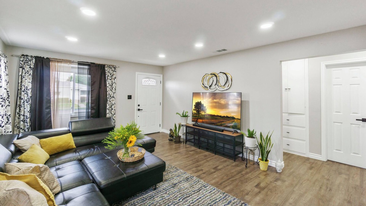Vernon House | Costal Retreat Long Beach! 3 Queen Bed!Free Parking! Family Friendly!