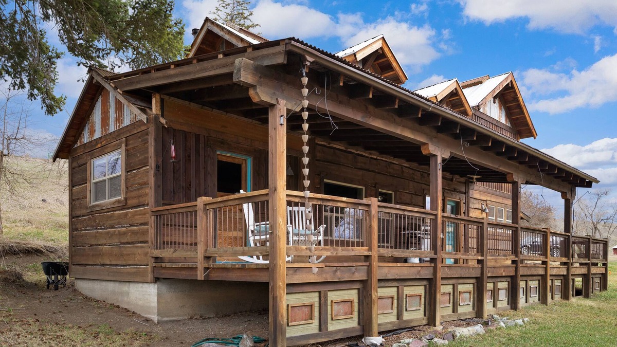 Eureka House | Costitch Lake Homestead – Historic 4 BDR Home w/Extraordinary Views!