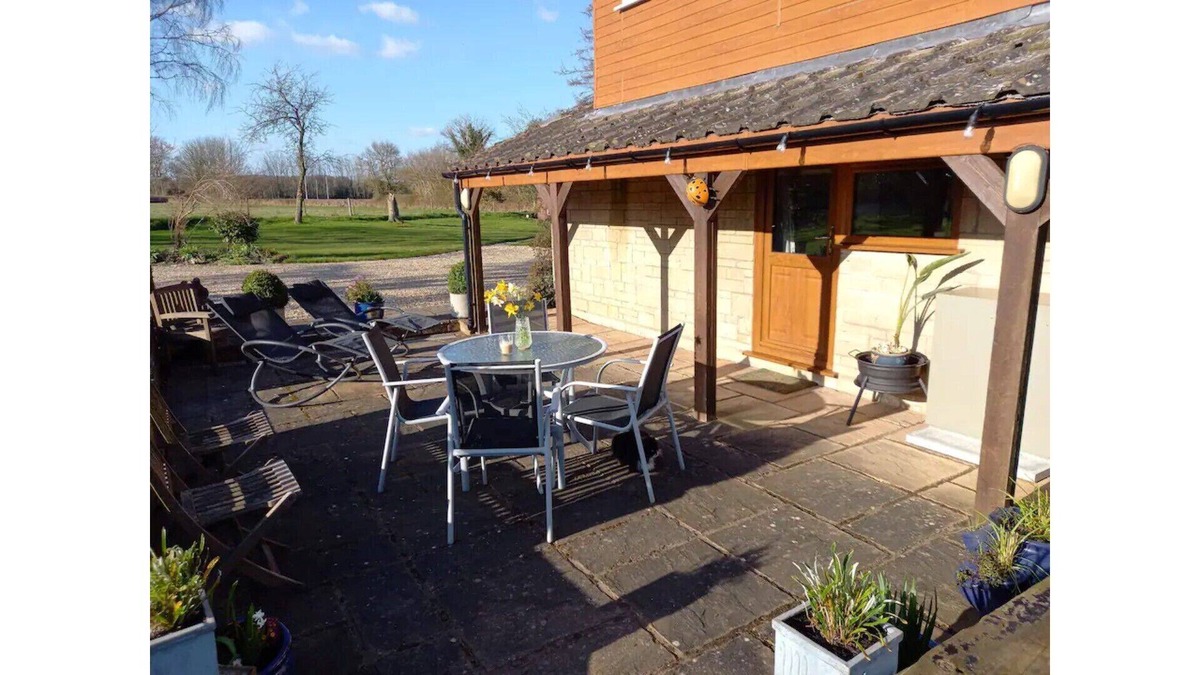 Penselwood Cottage | COSY 1 BEDROOM SNUG WITH PATIO AND COUNTRY VIEWS.