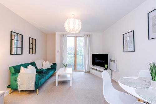Cheetham Hill Apartment | Cosy 1Bedroom Apartment With Balcony, Sleeps 3, Prime Location, Long Term Disc