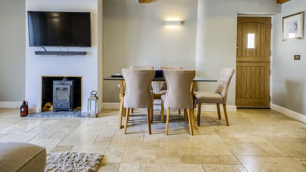 Aston-le-Walls Cottage | Cosy 2-Bed Cottage 10 min to Warwick w/ a hot tub!